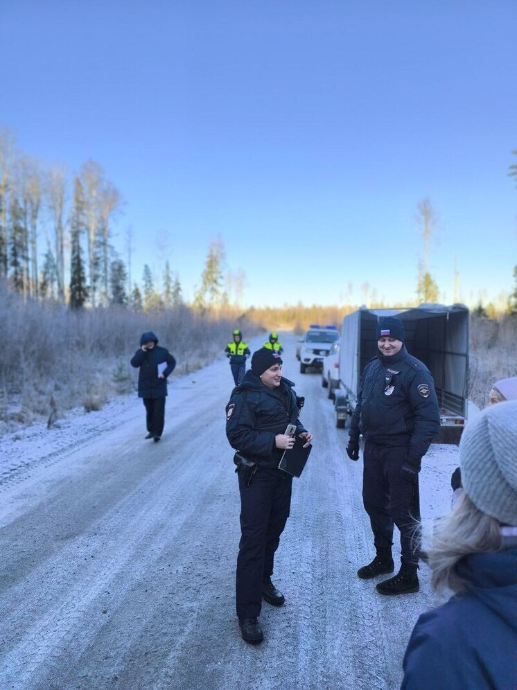Соседей, которые собрались есть уху и пить чай и разговаривать, пришла проверить полиция