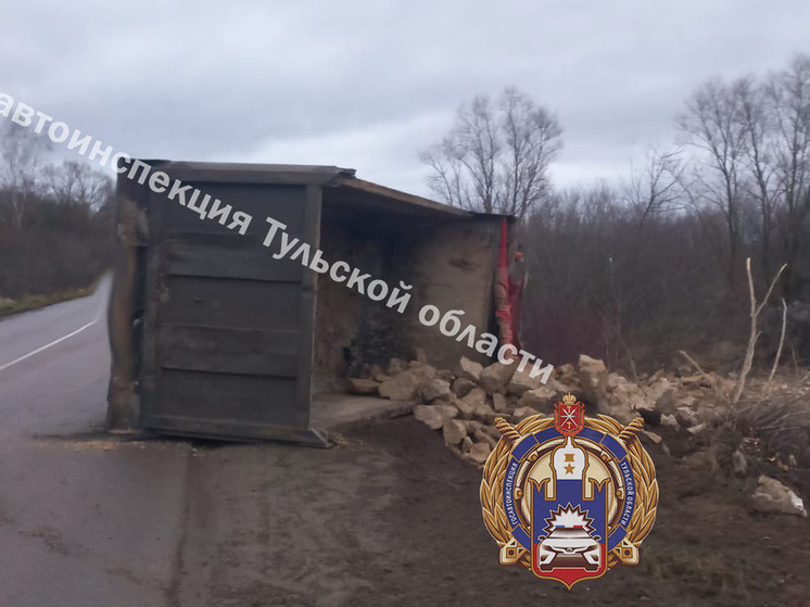 Туляк на грузовике Volvo с камнями в кузове опрокинулся и был госпитализирован
