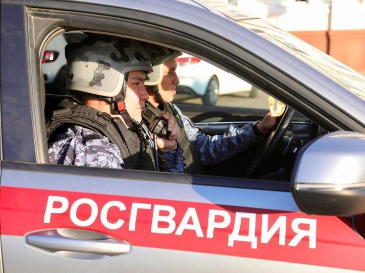 В Астрахани мужчина пытался украсть сразу три женских пальто из магазина