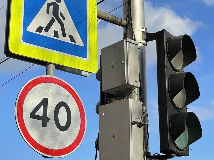 На въезде в Омск заработал новый светофор