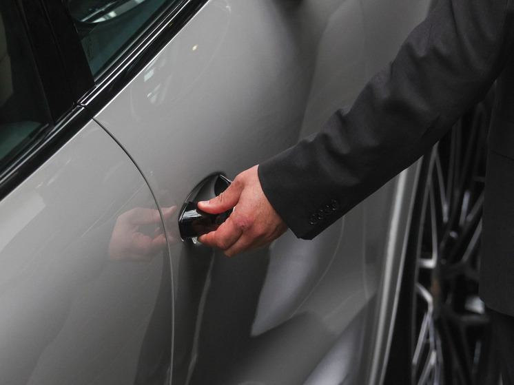 Автостат: импорт новых легковых машин в Россию сократился на 64%