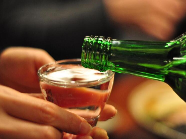 «Ъ»: продажи соджу в России удвоились из-за интереса к азиатской культуре