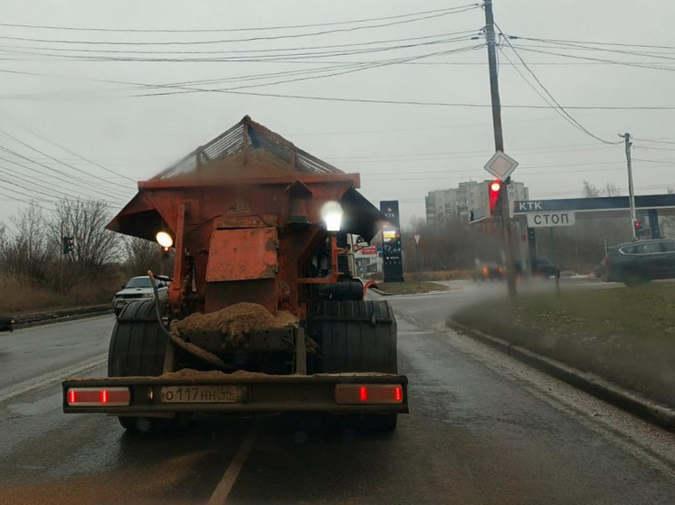 В Костроме на борьбу с гололедом уже израсходовали 1 тыс тонн песко-соляной смеси