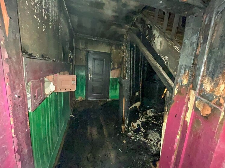 В Коноше при пожаре в многоквартирном доме спасли женщину