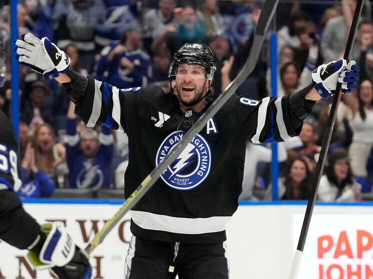 Главным героем среди наших хоккеистов, выступающих за океаном, в прошедший игровой день Национальной хоккейной лиги, стал нападающий клуба «Тампа-Бэй Лайтнинг» Никита Кучеров