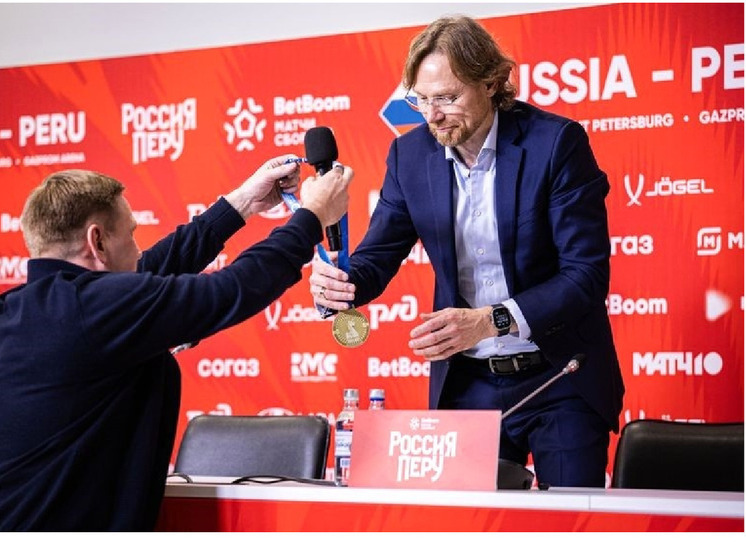 Карельские футбольные фанаты наградили медалью Валерия Карпина