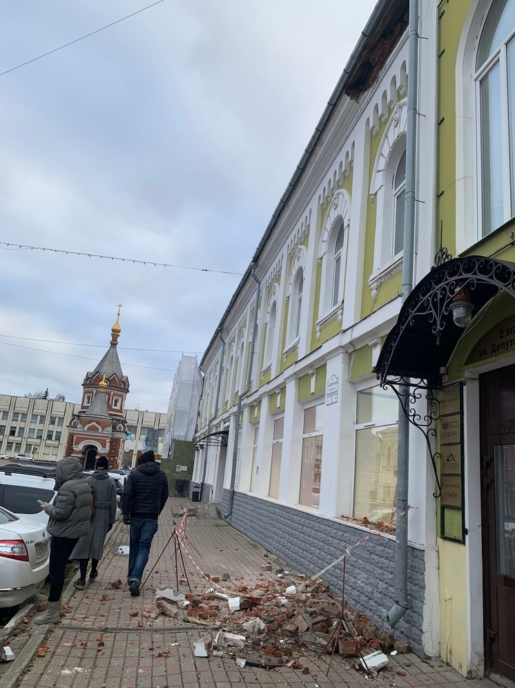 В Ярославле обваливается фасад памятника архитектуры.