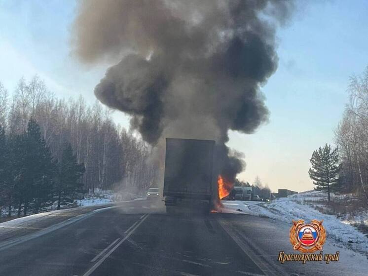 ГАИ: Часовая пробка образовалась на трассе Р-255 «Сибирь» из-за полыхающей фуры
