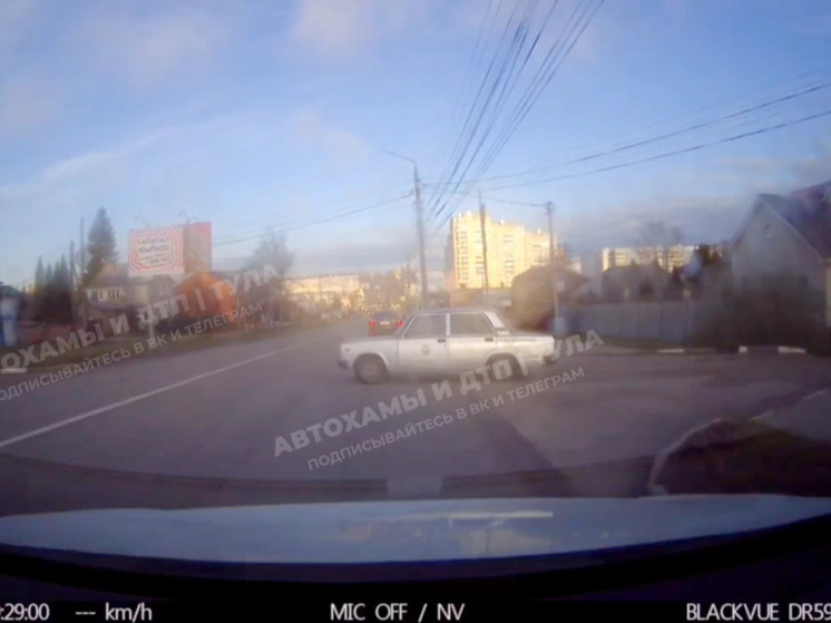 В Туле ВАЗ-2105 пошел на таран Toyota на Кутузова, но промахнулся