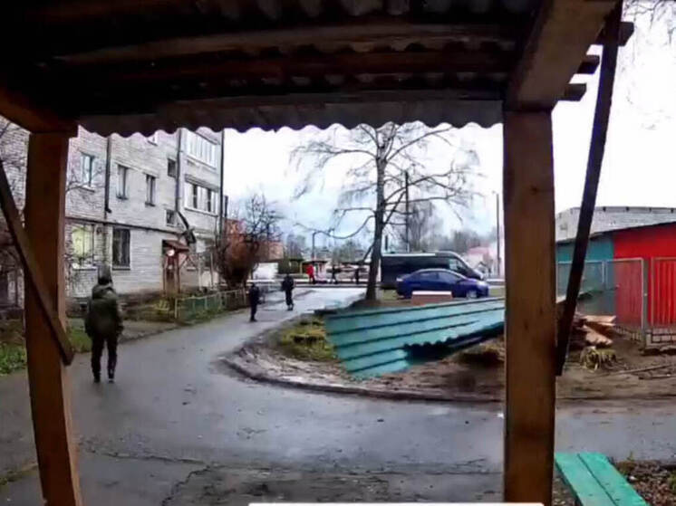 В Медведево проверят жалобу на падение стройматериалов с крыши дома