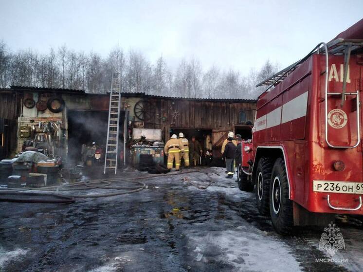 Из-за неисправного компрессора в Тверской области вспыхнул гараж