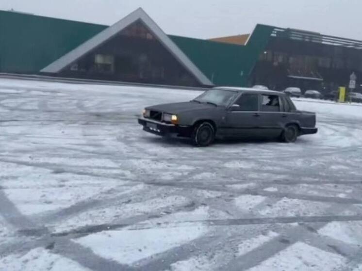 «Шумахеры» снова нарушают покой петербуржцев дрифтом на дорогах