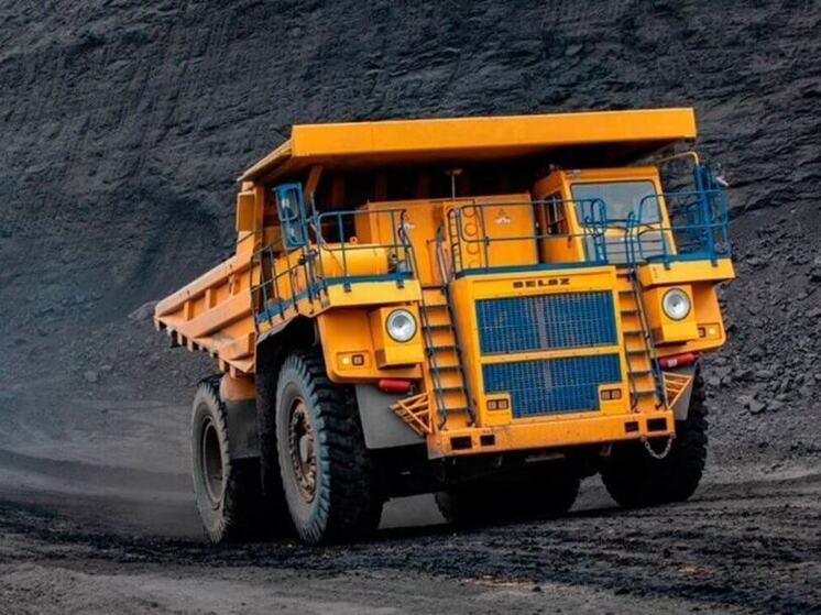 Восемь самосвалов-гигантов, белорусских БелАЗов, приступили к работе на карьере в Костомукше