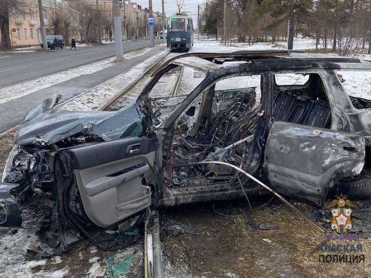  После ДТП омич без прав разгромил и сжёг собственную иномарку