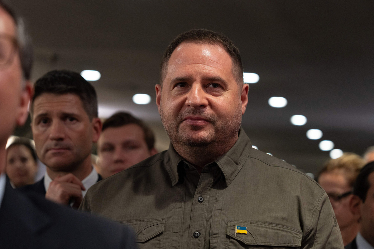 Игра в прятки: куда и зачем разъехалась команда Зеленского