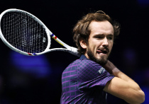 Теннисный сезон-2025 завершился, и для россиянина Даниила Медведева он стал годом восстановления. Чемпион US Open 2021 года и бывшая первая ракетка мира завершил сезон на 13-й строчке рейтинга Ассоциации теннисистов-профессионалов (ATP). Это далеко от пика его карьеры — в феврале 2022 года Медведев возглавлял мировой рейтинг, — однако итоги 2025 года нельзя назвать неудачными. Скорее, наоборот: это год, в котором Медведев смог выйти из затяжного спада и вернуть стабильность своей игре.