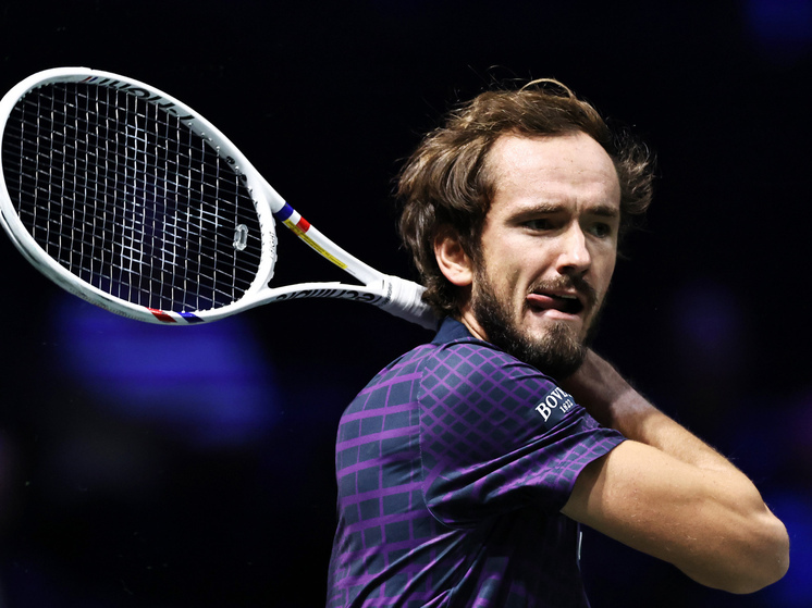 Теннисный сезон-2025 завершился, и для россиянина Даниила Медведева он стал годом восстановления. Чемпион US Open 2021 года и бывшая первая ракетка мира завершил сезон на 13-й строчке рейтинга Ассоциации теннисистов-профессионалов (ATP). Это далеко от пика его карьеры — в феврале 2022 года Медведев возглавлял мировой рейтинг, — однако итоги 2025 года нельзя назвать неудачными. Скорее, наоборот: это год, в котором Медведев смог выйти из затяжного спада и вернуть стабильность своей игре.