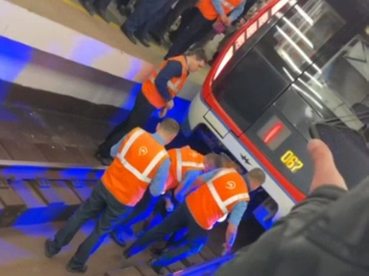 Пенсионерка доставлена в больницу после падения на рельсы в метро