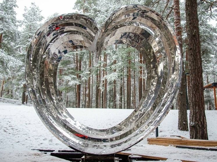 В Сосновом Бору появился новый арт-объект «Сердце влюбленных»