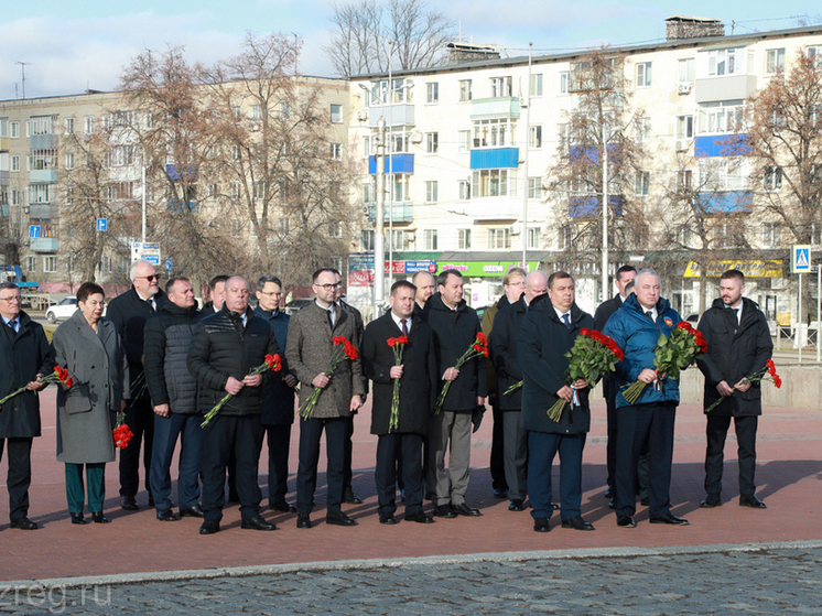 Пензенцы и белорусские делегаты возложили цветы к монументу воинской славы
