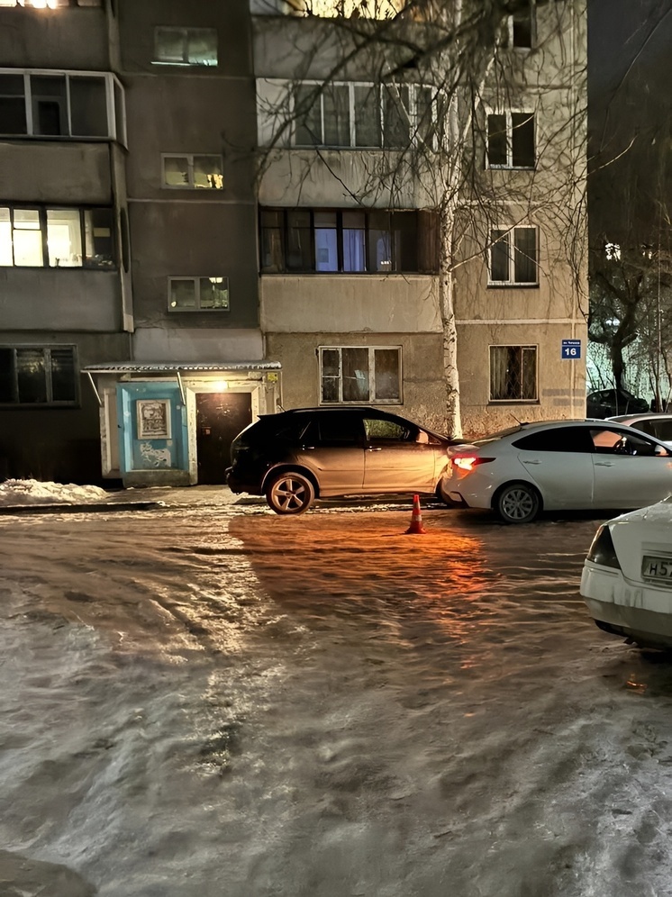В Новосибирске водитель сбил ребёнка во дворе на улице Чемская