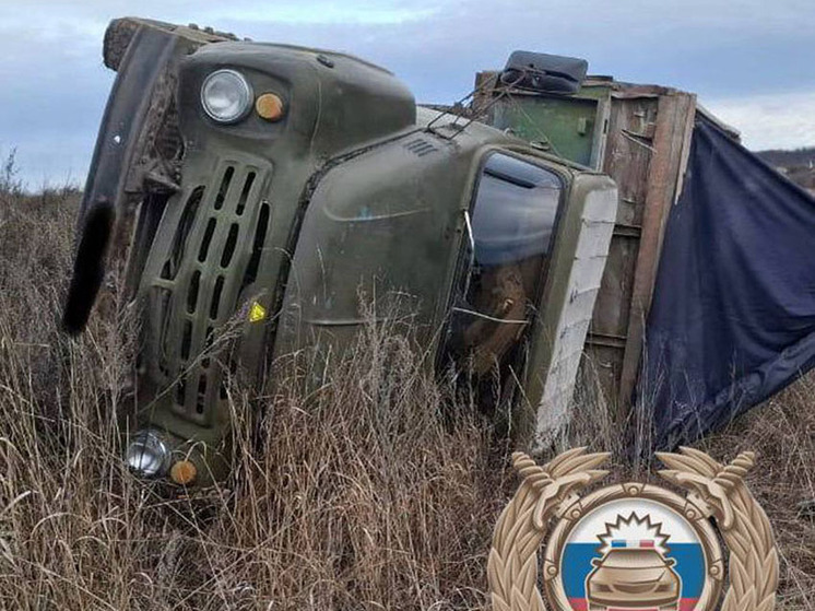 Водитель ЗИЛа под Саратовом почувствовал себя плохо и перевернул машину