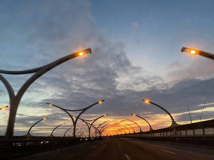 Пять бетонных блоков упали с грузовика и перекрыли съезд на Бронку с КАД