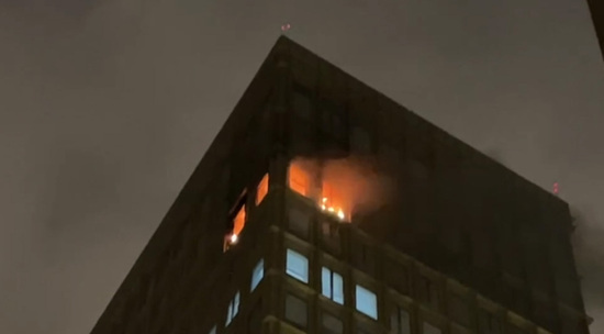 В центре Москвы горит квартира в элитной высотке: видео
