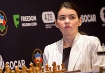 Фух, с шахматами все в порядке. С женскими уж, по крайней мере. Сборная России практически вышла в плей-офф на командном чемпионате мира, который проходит в одной из шахматных столиц мира – испанском Линаресе. Да, команда выступает без флага и гимна, но мы-то с вами всё понимаем. Ещё одним интересным фактом может считаться никчёмность рейтингов Международной шахматной федерации (FIDE) в преддверии этого первенства. Но об этом несколько позже.