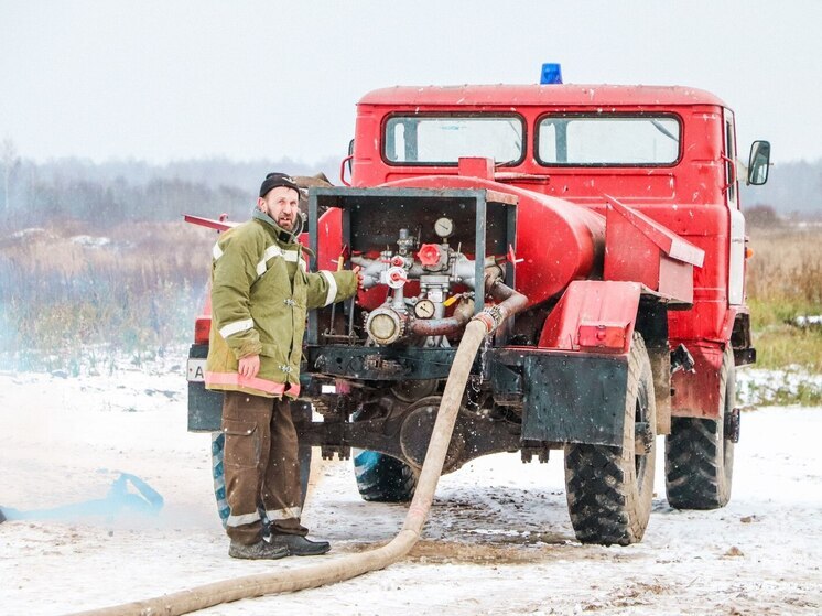 Добровольные пожарные прошли учения на агропредприятии Псковской области