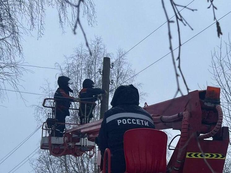 Кировские энергетики восстанавливают нарушенное непогодой электроснабжение небольшой части потребителей региона