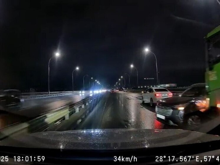 Авария на мосту Александра Невского затрудняет движение