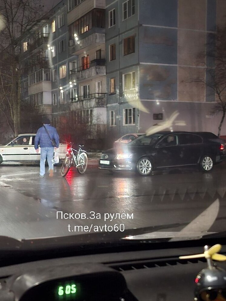 В Пскове сбили доставщика еды