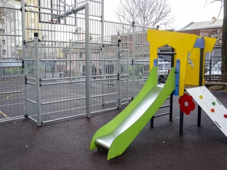 В Ленинском районе Ростова появилась новая игровая площадка с мультиспортивной ареной