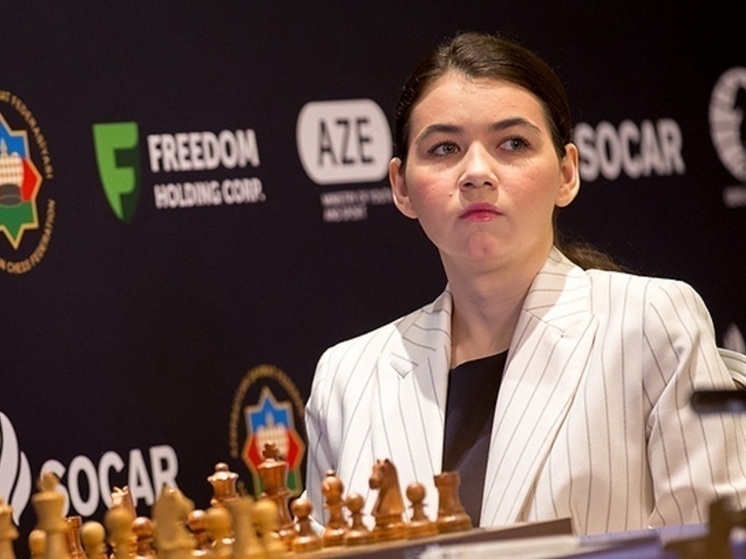 Фух, с шахматами все в порядке. С женскими уж, по крайней мере. Сборная России практически вышла в плей-офф на командном чемпионате мира, который проходит в одной из шахматных столиц мира – испанском Линаресе. Да, команда выступает без флага и гимна, но мы-то с вами всё понимаем. Ещё одним интересным фактом может считаться никчёмность рейтингов Международной шахматной федерации (FIDE) в преддверии этого первенства. Но об этом несколько позже.