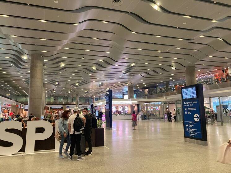 Трех пассажиров в Пулково привлекли к ответственности за курение во время рейсов