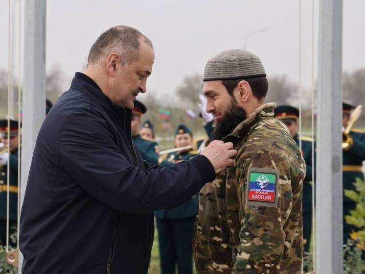 Глава Дагестана наградил отличившихся бойцов батальона «Каспий»