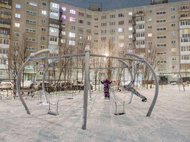 Глава Мурманска проверил новое освещение на детской площадке