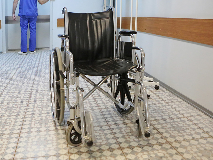 22-летний петербуржец Артемий Авдеев, у которого отнялись ноги после бесконтрольного употребления энергетических напитков, уже полгода проходит лечение в больнице. Впереди молодого человека ждет выписка из стационара. Затем долгая реабилитация.

Сейчас Артемий передвигается на инвалидной коляске, мучается от сильной одышки, ему тяжело говорить, он с трудом шевелит руками. У семьи нет средств на дальнейшее лечение, тренажёры и специальный уход.