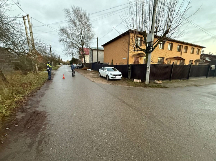 В Смоленске женщина попала под автомобиль, сдававший назад