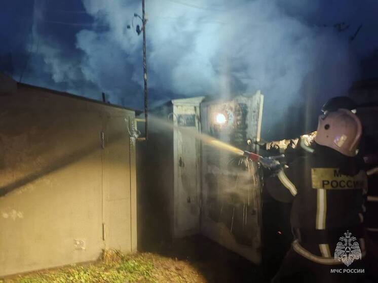 В горящем гараже в Твери нашли тело мужчины
