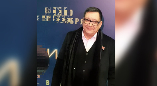 Режиссёр Михалков-Кончаловский в модном костюме приехал в кинотеатр 