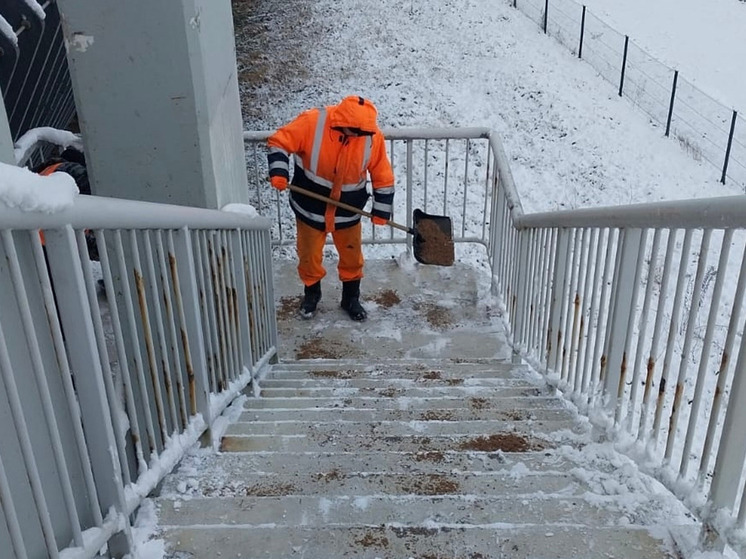 За сутки в Великом Новгороде разбросали более 200 тонн пескосоляной смеси