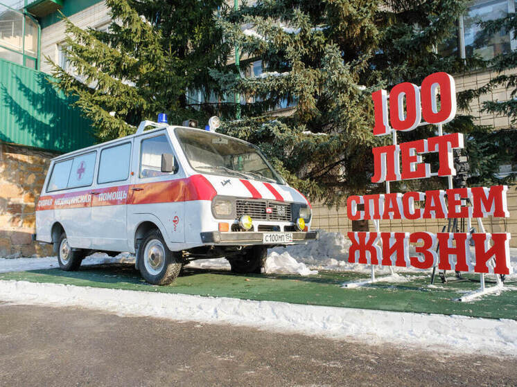 В Новосибирске появился памятник в виде автомобиля скорой помощи