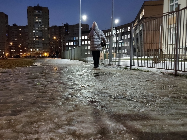 С приходом первых морозов мы почти сразу сталкиваемся с голодицей – риск упасть и получить травму сильно возрастает. В пресс-службе администрации Кингисеппского района ленинградцам дали несколько советов, как не расшибиться и спокойно добраться до дома или работы.