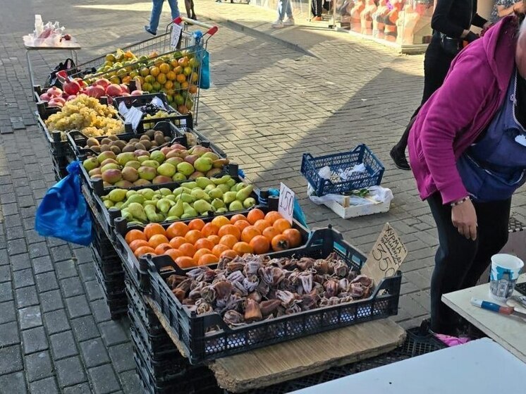 В Адлерском районе Сочи правоохранители изъяли у уличных торговцев более 78 кг несанкционированных фруктов