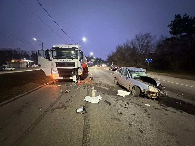 В Воронеже грузовик снес легковушку