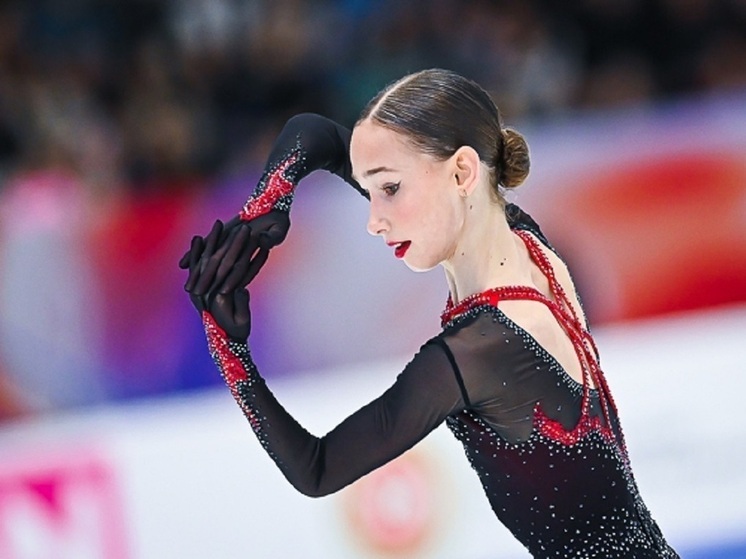 Главным открытием осени-2025 в фигурном катании стала 16-летняя Дина Хуснутдинова из  Аксарино Заинского района Татарстана. После перехода к Тутберидзе она ярко дебютировала во взрослом сезоне: бронза Гран-при в Магнитогорске и победа — в Казани. В дестве Дина болела за Алину Загитову, чьи победы вдохновили её в начале карьеры. Сегодня она поддерживает новые возрастные нормы ISU — они, по её мнению, позволяют строить более долгую и устойчивую карьеру.