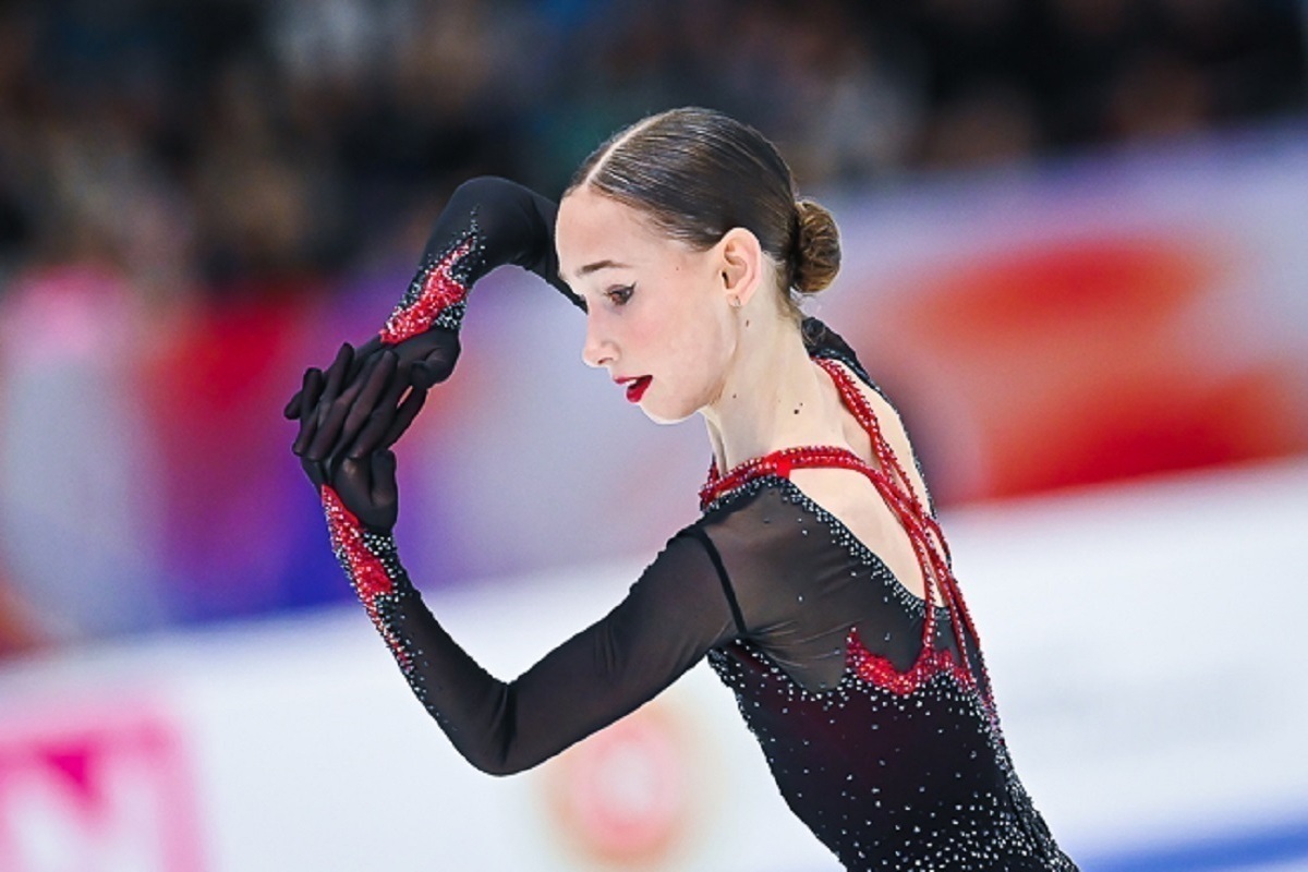 Главным открытием осени-2025 в фигурном катании стала 16-летняя Дина Хуснутдинова из  Аксарино Заинского района Татарстана. После перехода к Тутберидзе она ярко дебютировала во взрослом сезоне: бронза Гран-при в Магнитогорске и победа — в Казани. В дестве Дина болела за Алину Загитову, чьи победы вдохновили её в начале карьеры. Сегодня она поддерживает новые возрастные нормы ISU — они, по её мнению, позволяют строить более долгую и устойчивую карьеру.