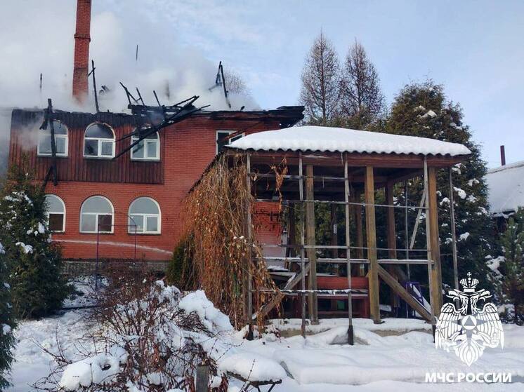 В городе Мыски Кемеровской области произошел пожар в трехэтажном коттедже